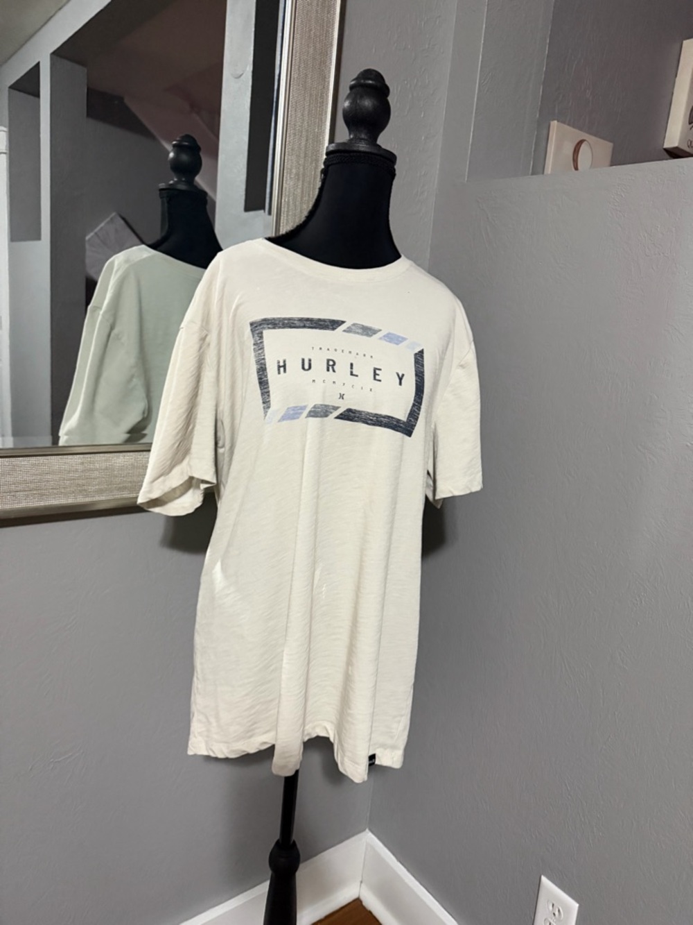 Buckle 4 Shirt Bundle Size XL. Includes 2 Hurley, 1 Oakley, & 1 Veece. - Picture 12 of 12